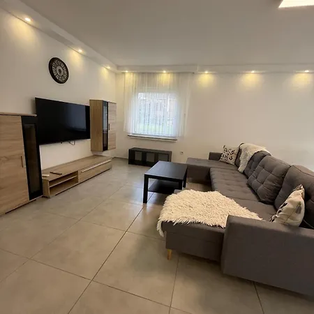 Modern For 7 Foosball Table, Gym, Garden Lejlighed *
